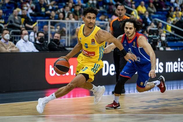 Basketball Berlin 11.11.2021 Saison 2021 2022 EuroLeague Regular Season Alba Berlin - Anadolu Efes Istanbul Maodo Lo (Alba Berlin, No.00) Shane Larkin (Efes, No.00) re.