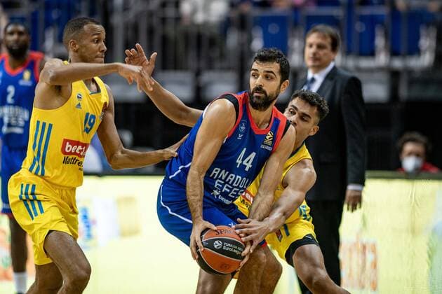 Basketball Berlin 11.11.2021 Saison 2021 2022 EuroLeague Regular Season Alba Berlin - Anadolu Efes Istanbul Krunoslav Simon (Efes, No.44) Oscar Da Silva (Alba Berlin, No.01) Louis Olinde (Alba Berlin, No.19) li.