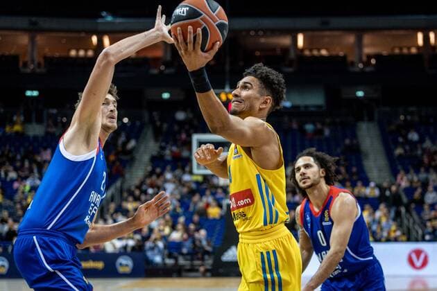 Basketball Berlin 11.11.2021 Saison 2021 2022 EuroLeague Regular Season Alba Berlin - Anadolu Efes Istanbul Maodo Lo (Alba Berlin, No.00) Tibor Pleiß (Efes, No.21) Pleiss