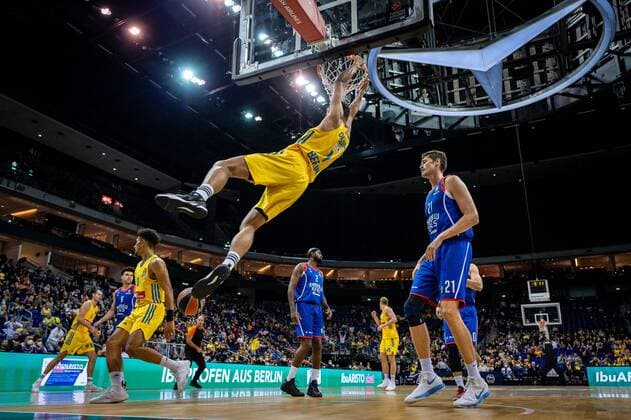 Basketball Berlin 11.11.2021 Saison 2021 2022 EuroLeague Regular Season Alba Berlin - Anadolu Efes Istanbul Oscar Da Silva (Alba Berlin, No.01) Tibor Pleiß (Efes, No.21) Pleiss