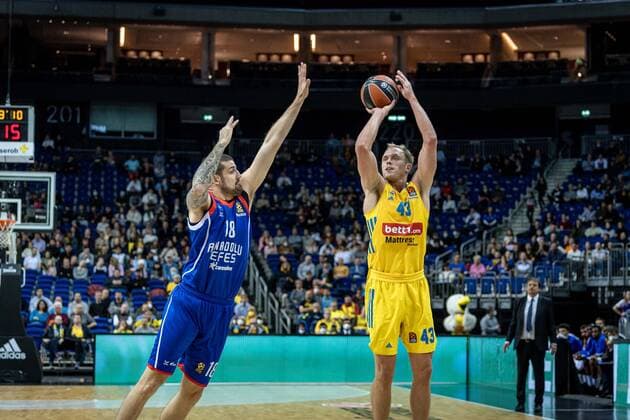 Basketball Berlin 11.11.2021 Saison 2021 2022 EuroLeague Regular Season Alba Berlin - Anadolu Efes Istanbul Luke Sikma (Alba Berlin, No.43) Adrien Moerman (Efes, No.18)
