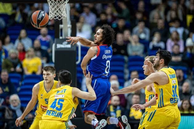 Basketball Berlin 11.11.2021 Saison 2021 2022 EuroLeague Regular Season Alba Berlin - Anadolu Efes Istanbul Shane Larkin (Efes, No.00)