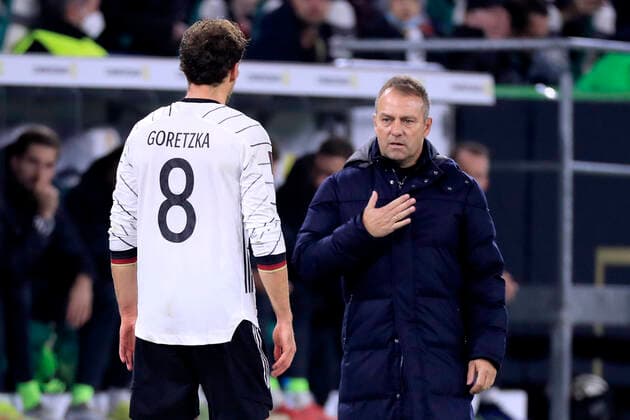 FLICK Hans Dieter Trainer Team Deutschland mit GORETZKA Leon DFB Fussball WM Qualifikation Spiel Deutschland - Lichtenstein 9 : 0 in der Volkswagenarena in Wolfsburg am 11.11. 2021 in Wolfsburg DFL REGULATIONS PROHIBIT ANY USE OF PHOTOGRAPHS as IMAGE SEQUENCES and or QUASI-VIDEO