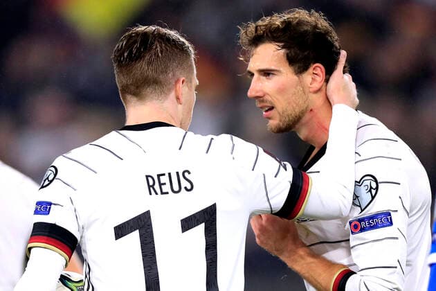 GORETZKA Leon Team Deutschland mit Verletzung am Hals mit REUS Marco DFB Fussball WM Qualifikation Spiel Deutschland - Lichtenstein 9 : 0 in der Volkswagenarena in Wolfsburg am 11.11. 2021 in Wolfsburg DFL REGULATIONS PROHIBIT ANY USE OF PHOTOGRAPHS as IMAGE SEQUENCES and or QUASI-VIDEO