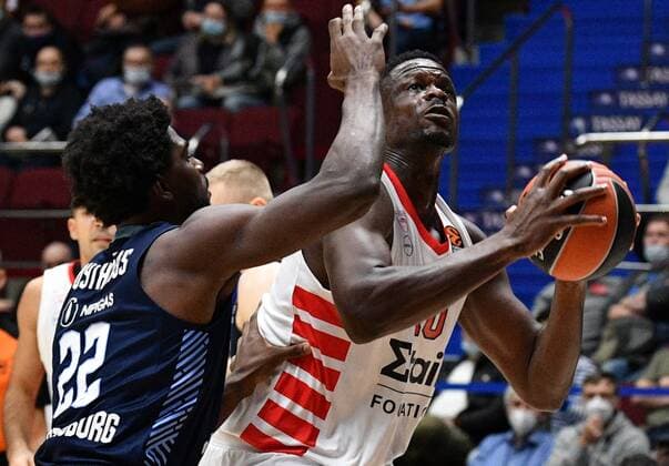 Russia Basketball Euroleague Zenit - Olympiacos 6694915 12.11.2021 Zenit?s Alex Poythress and Olympiacos? Moustapha Fall struggle for the ball during the Euroleague basketball match between Zenit St. Petersburg and Olympiacos Piraeus, in Saint Petersburg, Russia. Alexander Galperin Sputnik St. Petersburg Russia  Copyright: xAlexanderxGalperinx