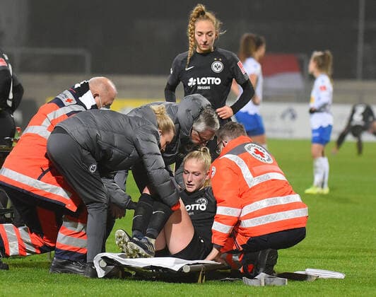 Sport Themen der Woche KW45 Sport Bilder des Tages 12.11.2021, xhbx, Fussball 1.Bundesliga Damen, Eintracht Frankfurt Frauen - FC Carl Zeiss Jena emspor, v.l. Camilla Küver (Eintracht Frankfurt Damen) verletzt, Verletzung, (DFL DFB REGULATIONS PROHIBIT ANY USE OF PHOTOGRAPHS as IMAGE SEQUENCES and or QUASI-VIDEO) Frankfurt am Main *** 12 11 2021, xhbx, Fussball 1 Bundesliga Damen, Eintracht Frankfurt Frauen FC Carl Zeiss Jena emspor, v l Camilla Küver Eintracht Frankfurt Damen injured, injury, DFL DFB REGULATES PROHIBIT ANY USE OF PHOTOGRAPHS as IMAGE SEQUENCES and or QUASI VIDEO Frankfurt am Main