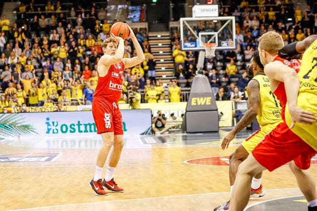 links Patrick Heckmann (Brose Bamberg, 33) EWE Baskets Oldenburg - Brose Bamberg, easyCredit Basketball Bundesliga, Saison 2021-2022, 10. Spieltag, Oldenburg, Germany, 12.11.2021, Copyright: DanielxLöb
