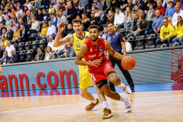 rechts Kenneth Ogbe (Brose Bamberg, 25) links 35 Alen Pjanic (EWE Baskets Oldenburg) EWE Baskets Oldenburg - Brose Bamberg, easyCredit Basketball Bundesliga, Saison 2021-2022, 10. Spieltag, Oldenburg, Germany, 12.11.2021, Copyright: DanielxLöb