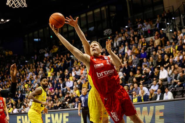 vorne Christian Sengfelder (Brose Bamberg, 43) EWE Baskets Oldenburg - Brose Bamberg, easyCredit Basketball Bundesliga, Saison 2021-2022, 10. Spieltag, Oldenburg, Germany, 12.11.2021, Copyright: DanielxLöb
