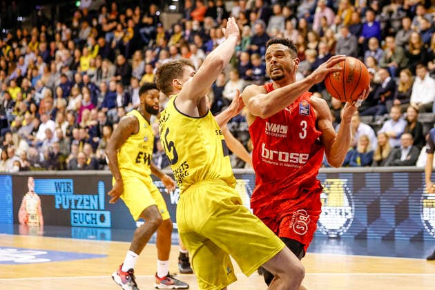 rechts Dominic Lockhart (Brose Bamberg, 03) links 35 Alen Pjanic (EWE Baskets Oldenburg) EWE Baskets Oldenburg - Brose Bamberg, easyCredit Basketball Bundesliga, Saison 2021-2022, 10. Spieltag, Oldenburg, Germany, 12.11.2021, Copyright: DanielxLöb