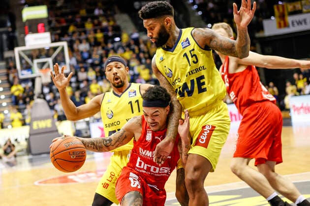 unten Justin Robinson (Brose Bamberg, 12) oben links 11 Phil Pressey (EWE Baskets Oldenburg) oben rechts 15 Cameron Clark (EWE Baskets Oldenburg) EWE Baskets Oldenburg - Brose Bamberg, easyCredit Basketball Bundesliga, Saison 2021-2022, 10. Spieltag, Oldenburg, Germany, 12.11.2021, Copyright: DanielxLöb