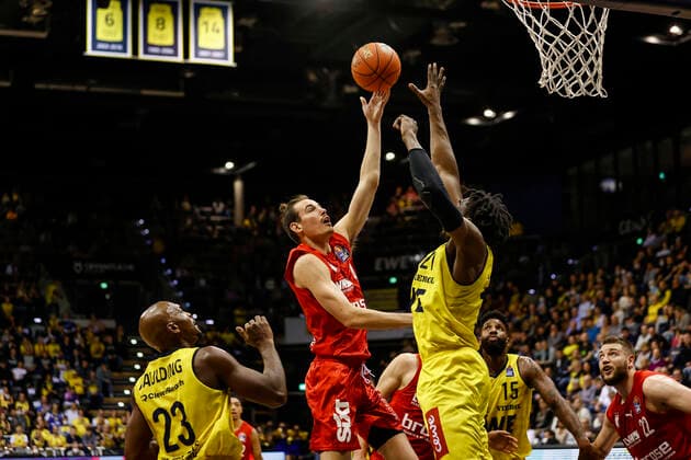 Mitte Omar Prewitt (Brose Bamberg, 04) links 23 Rickey Paulding (EWE Baskets Oldenburg) rechts 21 Tai Odiase (EWE Baskets Oldenburg) EWE Baskets Oldenburg - Brose Bamberg, easyCredit Basketball Bundesliga, Saison 2021-2022, 10. Spieltag, Oldenburg, Germany, 12.11.2021, Copyright: DanielxLöb