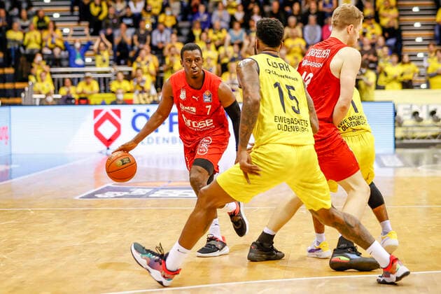 rechts Shannon Scott (Brose Bamberg, 07) EWE Baskets Oldenburg - Brose Bamberg, easyCredit Basketball Bundesliga, Saison 2021-2022, 10. Spieltag, Oldenburg, Germany, 12.11.2021, Copyright: DanielxLöb