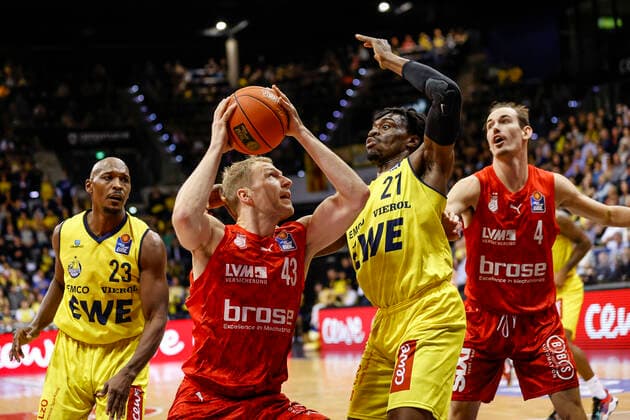 Mitte Christian Sengfelder (Brose Bamberg, 43) links 23 Rickey Paulding (EWE Baskets Oldenburg) rechts 21 Tai Odiase (EWE Baskets Oldenburg) EWE Baskets Oldenburg - Brose Bamberg, easyCredit Basketball Bundesliga, Saison 2021-2022, 10. Spieltag, Oldenburg, Germany, 12.11.2021, Copyright: DanielxLöb