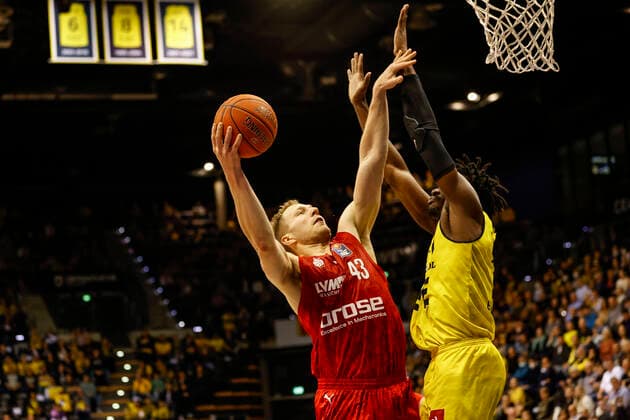 links Christian Sengfelder (Brose Bamberg, 43) rechts 21 Tai Odiase (EWE Baskets Oldenburg) EWE Baskets Oldenburg - Brose Bamberg, easyCredit Basketball Bundesliga, Saison 2021-2022, 10. Spieltag, Oldenburg, Germany, 12.11.2021, Copyright: DanielxLöb