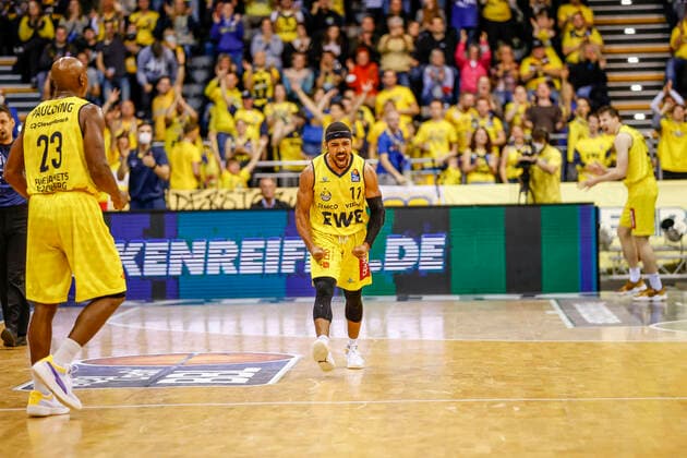 Jubel von 11 Phil Pressey (EWE Baskets Oldenburg) EWE Baskets Oldenburg - Brose Bamberg, easyCredit Basketball Bundesliga, Saison 2021-2022, 10. Spieltag, Oldenburg, Germany, 12.11.2021, Copyright: DanielxLöb