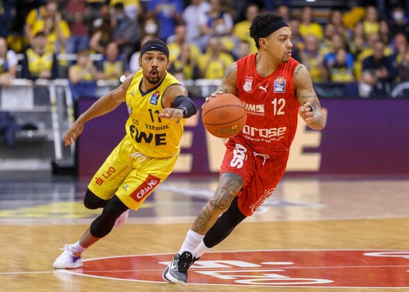 Oldenburg, Niedersachsen, DEU, 12.11.2021, Justin Robinson (rechts, Brose Baskets Bamberg) und Phil Pressey (links, EWE Baskets Oldenburg). EWE Baskets Oldenburg vs. Brose Baskets Bamberg. 1. Basketball-Bundesliga Saison 2021 2022, 10. Spieltag, Grosse EWE Arena. EWE Baskets Oldenburg vs. Brose Baskets Bamberg