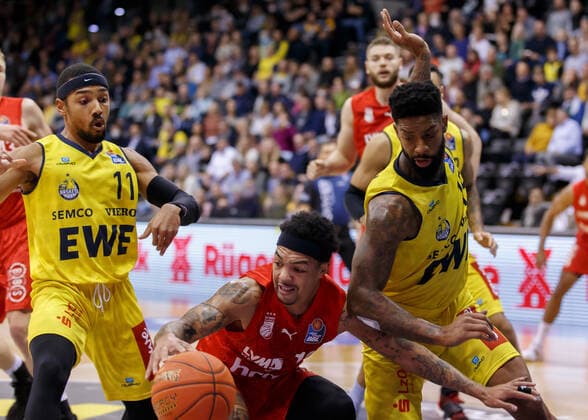 Oldenburg, Niedersachsen, DEU, 12.11.2021, Justin Robinson (Mitte, Brose Baskets Bamberg), Cameron Clark (rechts, EWE Baskets Oldenburg) und Phil Pressey (links, EWE Baskets Oldenburg). EWE Baskets Oldenburg vs. Brose Baskets Bamberg. 1. Basketball-Bundesliga Saison 2021 2022, 10. Spieltag, Grosse EWE Arena. EWE Baskets Oldenburg vs. Brose Baskets Bamberg