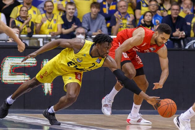 Oldenburg, Niedersachsen, DEU, 12.11.2021, Tai Odiase (links, EWE Baskets Oldenburg) und Kenneth Ogbe (rechts, Brose Baskets Bamberg). EWE Baskets Oldenburg vs. Brose Baskets Bamberg. 1. Basketball-Bundesliga Saison 2021 2022, 10. Spieltag, Grosse EWE Arena. EWE Baskets Oldenburg vs. Brose Baskets Bamberg