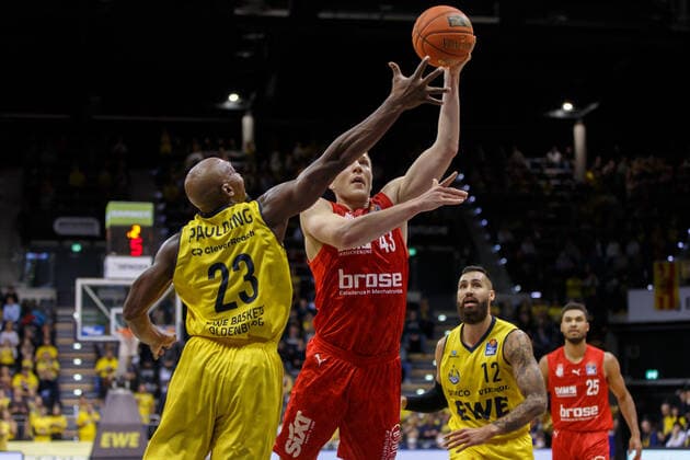 Oldenburg, Niedersachsen, DEU, 12.11.2021, Christian Sengfelder (Mitte, Brose Baskets Bamberg) und Rickey Paulding (links, EWE Baskets Oldenburg) und Martin Breunig (rechts, EWE Baskets Oldenburg). EWE Baskets Oldenburg vs. Brose Baskets Bamberg. 1. Basketball-Bundesliga Saison 2021 2022, 10. Spieltag, Grosse EWE Arena. EWE Baskets Oldenburg vs. Brose Baskets Bamberg