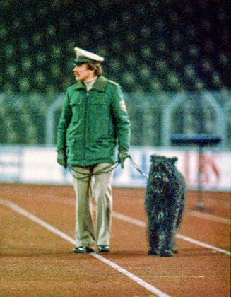 Aus Freundschaftsspiel Hannover 96 gegen Bayern München 1:5 am 27.01.1988 im Niedersachsenstadion. Im Foto: Polizeibeamter nit Hund auf der Aschenbahn *** From friendly match Hannover 96 against Bayern München 1 5 on 27 01 1988 in the Niedersachsenstadion In the photo police officer nit dog on the cinder track