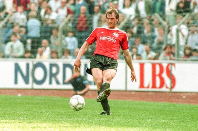 Han96 Spieler ist Holger Willmer. Aus 1. BL Saison 1987-1988 Hannover 96 (Rot) gegen Bayern München 2:1 am 16.04.1988 im Niedersachsenstadion. *** Han96 player is Holger Willmer from 1 BL season 1987 1988 Hannover 96 red against Bayern München 2 1 on 16 04 1988 in Niedersachsenstadion