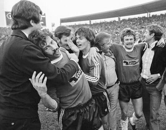 Aus Hannover 96 gegen Arminia Hannover 1-0 am 16-10.1976 im Niedersachsenstadion nach Schlusspfiff. *** From Hannover 96 against Arminia Hannover 1 0 on 16 10 1976 in Niedersachsenstadion after final whistle