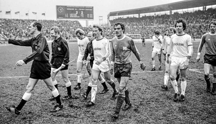 Aus 1. BL Saison 1975 76 Hannover 96 (dunkle Trikots) - Bayern MâˆöÂºnchen 2:2 am 17.03.1976 im Niedersachsenstadion. Im Foto: Spielende *** From 1 BL season 1975 76 Hannover 96 dark jerseys Bayern MâˆöÂºnchen 2 2 on 17 03 1976 in Niedersachsenstadion In the photo end of game