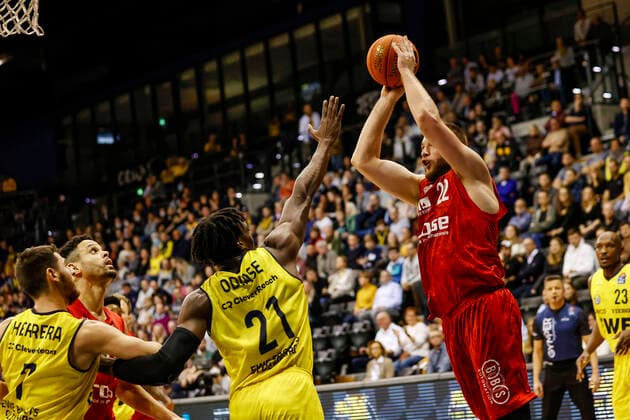 links Martinas Geben (Brose Bamberg, 22) rechts 23 Rickey Paulding (EWE Baskets Oldenburg) rechts 21 Tai Odiase (EWE Baskets Oldenburg) EWE Baskets Oldenburg - Brose Bamberg, easyCredit Basketball Bundesliga, Saison 2021-2022, 10. Spieltag, Oldenburg, Germany, 12.11.2021, Copyright: DanielxLöb