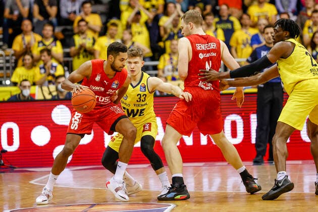 links Kenneth Ogbe (Brose Bamberg, 25) rechts 33 Bennet Hundt (EWE Baskets Oldenburg) EWE Baskets Oldenburg - Brose Bamberg, easyCredit Basketball Bundesliga, Saison 2021-2022, 10. Spieltag, Oldenburg, Germany, 12.11.2021, Copyright: DanielxLöb