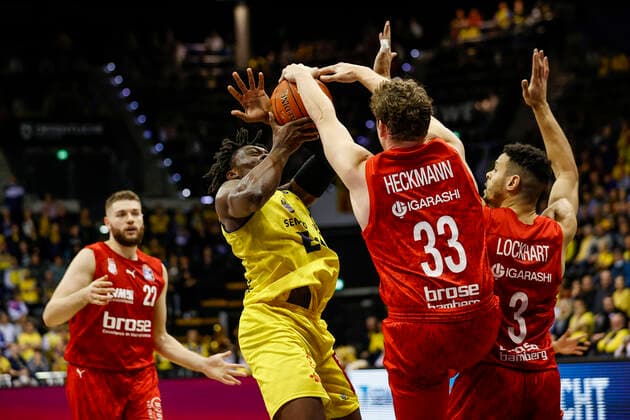 Block von Patrick Heckmann (Brose Bamberg, 33) links 21 Tai Odiase (EWE Baskets Oldenburg) rechts Dominic Lockhart (Brose Bamberg, 03) links Martinas Geben (Brose Bamberg, 22) EWE Baskets Oldenburg - Brose Bamberg, easyCredit Basketball Bundesliga, Saison 2021-2022, 10. Spieltag, Oldenburg, Germany, 12.11.2021, Copyright: DanielxLöb