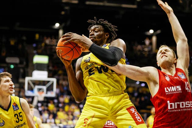 links 21 Tai Odiase (EWE Baskets Oldenburg) Offensivrebound rechts Christian Sengfelder (Brose Bamberg, 43) EWE Baskets Oldenburg - Brose Bamberg, easyCredit Basketball Bundesliga, Saison 2021-2022, 10. Spieltag, Oldenburg, Germany, 12.11.2021, Copyright: DanielxLöb