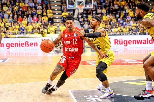links Justin Robinson (Brose Bamberg, 12) rechts 11 Phil Pressey (EWE Baskets Oldenburg) EWE Baskets Oldenburg - Brose Bamberg, easyCredit Basketball Bundesliga, Saison 2021-2022, 10. Spieltag, Oldenburg, Germany, 12.11.2021, Copyright: DanielxLöb