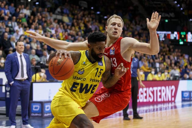 Oldenburg, Niedersachsen, DEU, 12.11.2021, Cameron Clark (links, EWE Baskets Oldenburg) und Christian Sengfelder (rechts, Brose Baskets Bamberg). EWE Baskets Oldenburg vs. Brose Baskets Bamberg. 1. Basketball-Bundesliga Saison 2021 2022, 10. Spieltag, Grosse EWE Arena. EWE Baskets Oldenburg vs. Brose Baskets Bamberg