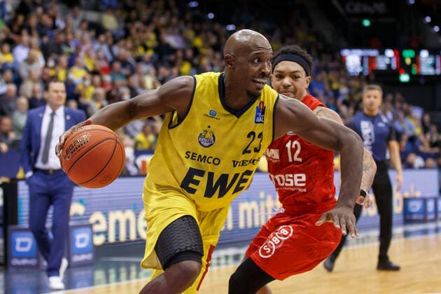 Oldenburg, Niedersachsen, DEU, 12.11.2021, Rickey Paulding (links, EWE Baskets Oldenburg) und Justin Robinson (Brose Baskets Bamberg). EWE Baskets Oldenburg vs. Brose Baskets Bamberg. 1. Basketball-Bundesliga Saison 2021 2022, 10. Spieltag, Grosse EWE Arena. EWE Baskets Oldenburg vs. Brose Baskets Bamberg