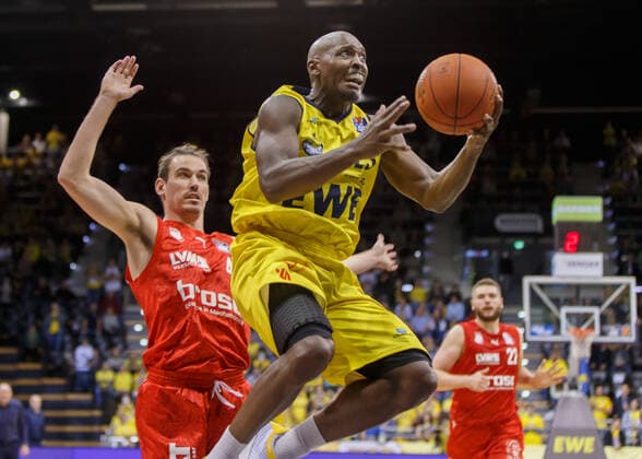 Oldenburg, Niedersachsen, DEU, 12.11.2021, Rickey Paulding (rechts, EWE Baskets Oldenburg) und Omar Prewitt (Brose Baskets Bamberg). EWE Baskets Oldenburg vs. Brose Baskets Bamberg. 1. Basketball-Bundesliga Saison 2021 2022, 10. Spieltag, Grosse EWE Arena. EWE Baskets Oldenburg vs. Brose Baskets Bamberg