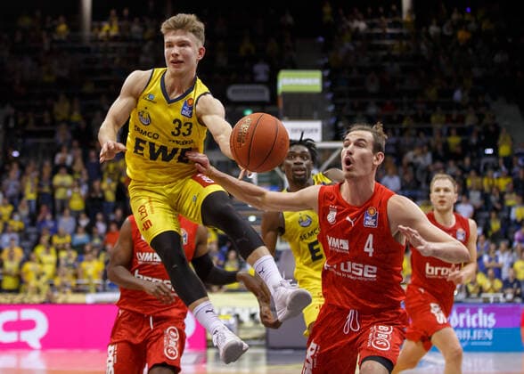 Oldenburg, Niedersachsen, DEU, 12.11.2021, Bennet Hundt (links, EWE Baskets Oldenburg) und Omar Prewitt (rechts, Brose Baskets Bamberg). EWE Baskets Oldenburg vs. Brose Baskets Bamberg. 1. Basketball-Bundesliga Saison 2021 2022, 10. Spieltag, Grosse EWE Arena. EWE Baskets Oldenburg vs. Brose Baskets Bamberg