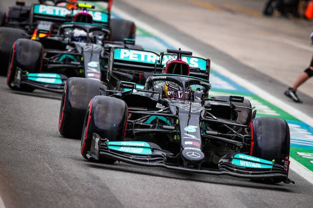 HAMILTON Lewis (gbr), Mercedes AMG F1 GP W12 E Performance, BOTTAS Valtteri (fin), Mercedes AMG F1 GP W12 E Performance, action during the Formula 1 Heineken Grande Premio De Sao Paulo 2021, Sao Paulo Grand Prix, 19th round of the 2021 FIA Formula One World Championship, WM, Weltmeisterschaft from November 12 to 14, 2021 on the Interlagos Circuit, in Sao Paulo, Brazil - F1 - SAO PAULO GRAND PRIX 2021 DPPI Panoramic 20211112_GOODEN_FGO02595