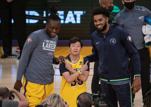 November 12, 2021, Los Angeles, California, USA: Comedy actor, Ken Jeong attends the regular season NBA, Basketball Herren, USA game between the Los Angeles Lakers and the Minnesota Timberwolves on Friday November 12, 2021 at the Staples Center in Los Angeles, California. Lakers lose to Timberwolves, 83-107. PI Los Angeles USA - ZUMAp124 20211112_zaa_p124_003 Copyright: xJAVIERxROJASx