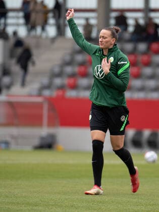 Almuth Schult ( 1 Vfl Wolfsburg) in Action beim Flyeralarm Frauen-Bundesligaspiel FC Bayern München- Vfl Wolfsburg am 13.11.2021.