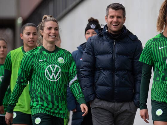 Sandra Starke (16 Vfl Wolfsburg) mit Jens Scheuer Trainer (FC Bayern München) beim Flyeralarm Frauen-Bundesligaspiel FC Bayern München- Vfl Wolfsburg am 13.11.2021.