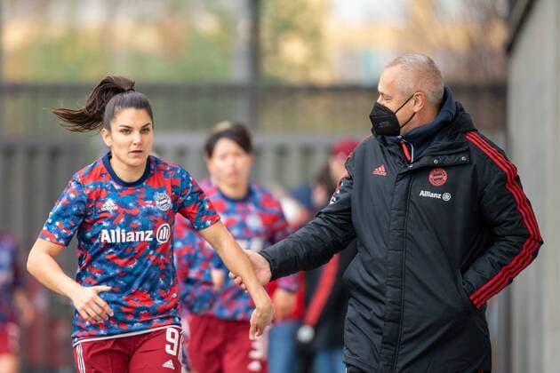 Jovana Damnjanovic 9 (FC Bayern Frauen), Peter Kargus Towarttrainer (FC Bayern Muenchen), FC Bayern Frauen Muenchen vs. VfL Wolfsburg, Flyeralarm Frauen-Bundesliga, 131121 DFL REGULATIONS PROHIBIT ANY USE OF PHOTOGRAPHS AS IMAGE SEQUENCES AND OR QUASI VIDEO. (kolbert-press) Muenchen Bayern Deutschland