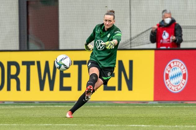 Almuth Schult (Torfrau, VFL Wolfsburg Frauen, 1) beim Aufwaermen. FC Bayern Muenchen Frauen gegen VfL Wolfsburg Frauen, Fussball, Frauen-Bundesliga, 8. Spieltag, Saison 2021 2022, 13.11.2021. (DFL DFB REGULATIONS PROHIBIT ANY USE OF PHOTOGRAPHS as IMAGE SEQUENCES and or QUASI-VIDEO). FC Bayern Muenchen Frauen gegen VfL Wolfsburg Frauen, Fussball, Frauen-Bundesliga, 8. Spieltag, Saison 2021 2022, 13.11.2021 Muenchen Copyright: xEibnerxPressefotox xHeikexFeinerx EP_HFR