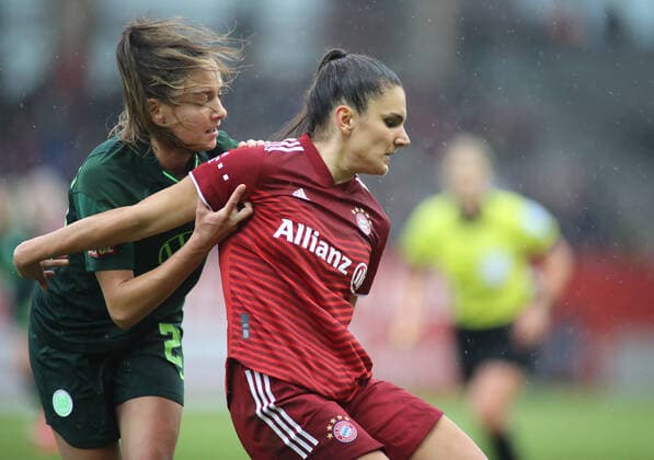 Sport Bilder des Tages München, Deutschland 13. November 2021: Fussball, Frauen Bundesliga, Saison 2021 2022, FC Bayern München - VFL Wolfsburg, Campus Joelle Wedemeyer (VFL Wolfsburg) (l.) gegen Jovana Damnjanovic (FC Bayern München) (r.) DFB regulations prohibit any use of photographs as image sequences and or quasi-video *** Munich, Germany 13 November 2021 Football, Womens Bundesliga, 2021 2022 season, FC Bayern Munich VFL Wolfsburg, Campus Joelle Wedemeyer VFL Wolfsburg l vs Jovana Damnjanovic FC Bayern Munich r DFB regulations prohibit any use of photographs as image sequences and or quasi video