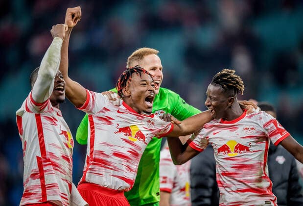 Leipzigs Amadou Haidara, Nordi Mukiele, Torwart Torhueter Peter Gulacsi und Mohamed Simakan - Schlussjubel. Fussball 1. Bundesliga, 11. Spieltag: RB Leipzig - Borussia Dortmund 2:1. 6. November 2021: Leipzig, Red Bull Arena. RB Leipzig - Borussia Dortmund 2:1