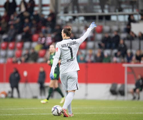 Almuth Schult ( 1 Vfl Wolfsburg) in Action beim Flyeralarm Frauen-Bundesligaspiel FC Bayern München- Vfl Wolfsburg am 13.11.2021.