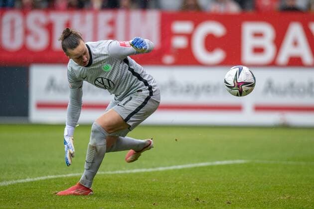 Almuth Schult 1 (VfL Wolfsburg), FC Bayern Frauen Muenchen vs. VfL Wolfsburg, Flyeralarm Frauen-Bundesliga, 131121 DFL REGULATIONS PROHIBIT ANY USE OF PHOTOGRAPHS AS IMAGE SEQUENCES AND OR QUASI VIDEO. (kolbert-press) Muenchen Bayern Deutschland