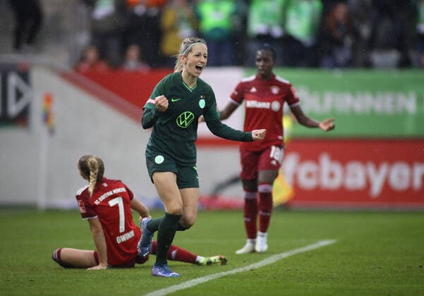 München, Deutschland 13. November 2021: Fussball, Frauen Bundesliga, Saison 2021 2022, FC Bayern München - VFL Wolfsburg, Campus Kathrin Hendrich (VFL Wolfsburg) beim 0:1, dem Tor des Tages DFB regulations prohibit any use of photographs as image sequences and or quasi-video *** Munich, Germany 13 November 2021 Football, Womens Bundesliga, 2021 2022 season, FC Bayern Munich VFL Wolfsburg, Campus Kathrin Hendrich VFL Wolfsburg at 0 1, the goal of the day DFB regulations prohibit any use of photographs as image sequences and or quasi video