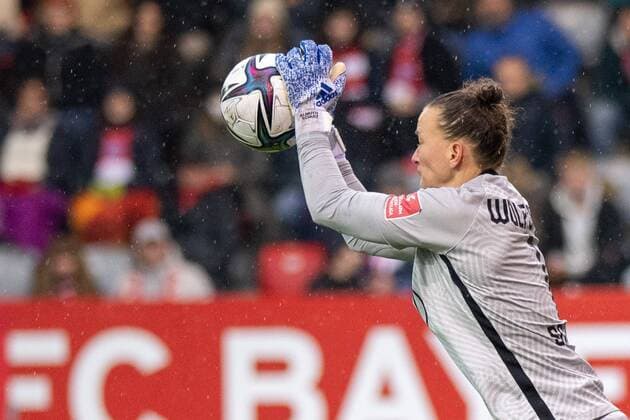 Almuth Schult 1 (VfL Wolfsburg), FC Bayern Frauen Muenchen vs. VfL Wolfsburg, Flyeralarm Frauen-Bundesliga, 131121 DFL REGULATIONS PROHIBIT ANY USE OF PHOTOGRAPHS AS IMAGE SEQUENCES AND OR QUASI VIDEO. (kolbert-press) Muenchen Bayern Deutschland