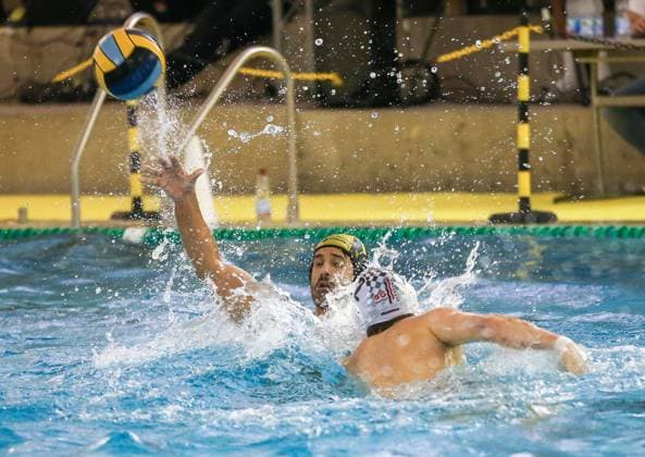 13.11.2021, Deutschland, Stuttgart, Wasserball Bundesliga, SV Ludwigsburg vs. SG Neukölln, v.l. Nino Blazevic (SVL), David Rösch (SG)